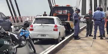 El vehículo del hombre que se tiró del Puente Belgrano\u002E