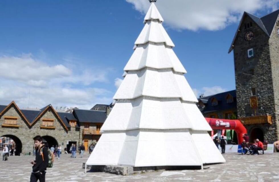Bariloche finalizó el armado del pino gigante para esperar la Navidad
