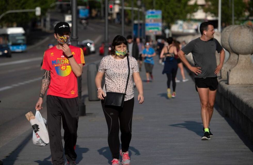 Miles de personas salieron a hacer deporte y pasear en España tras siete semanas de encierro