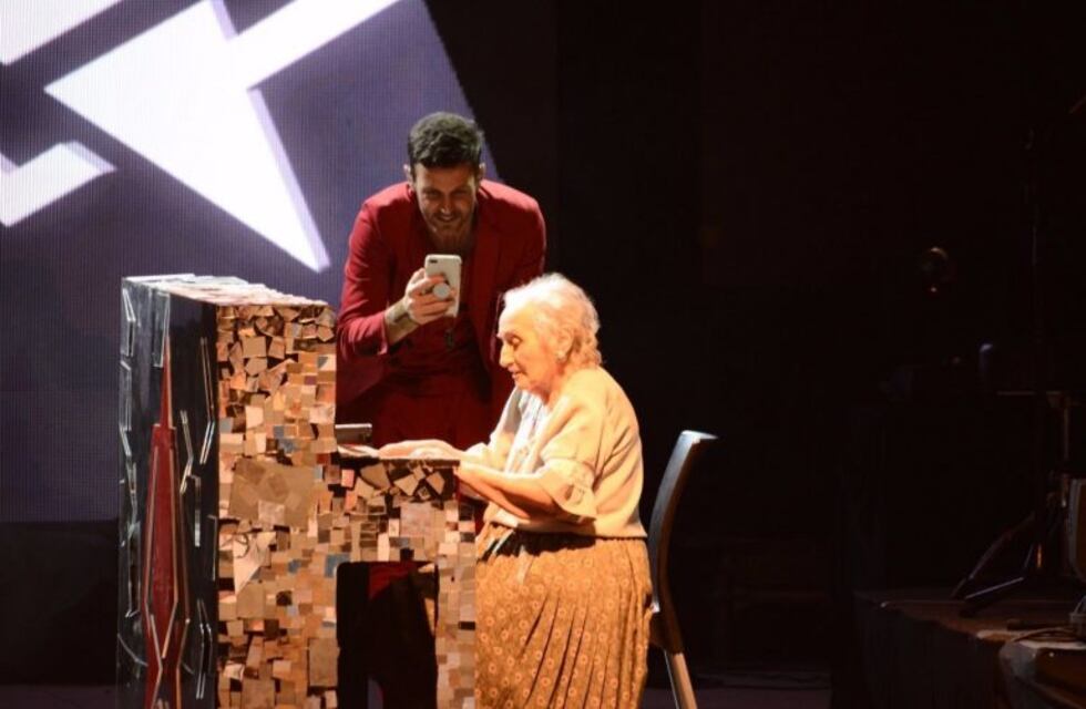 Conmovedor gesto de Axel: le cumplió el sueño a Perla, una abuela de 91 años