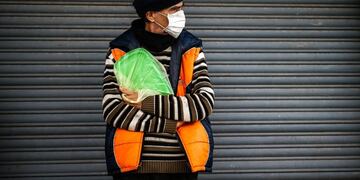 BUENOS AIRES (ARGENTINA), 04/05/2020\u002E- Un hombre con tapabocas espera este lunes para recibir alimentos durante una olla popular -Juan Ignacio Roncoroni
