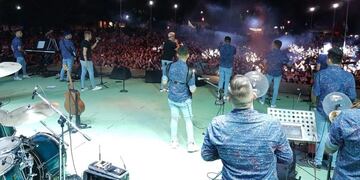 Ante una verdadera multitud, Q´Lokura cerró a puro baile la segunda jornada de la Fiesta Nacional de la Familia Piemontesa