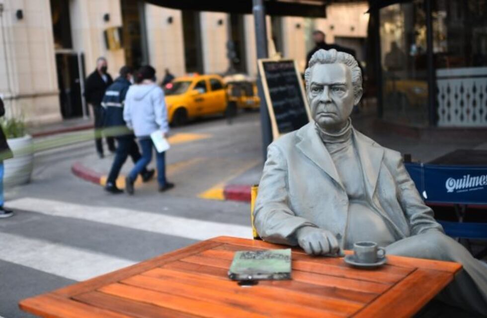 Restituyeron la estatua de Daniel Salzano en el bar Sorocabana