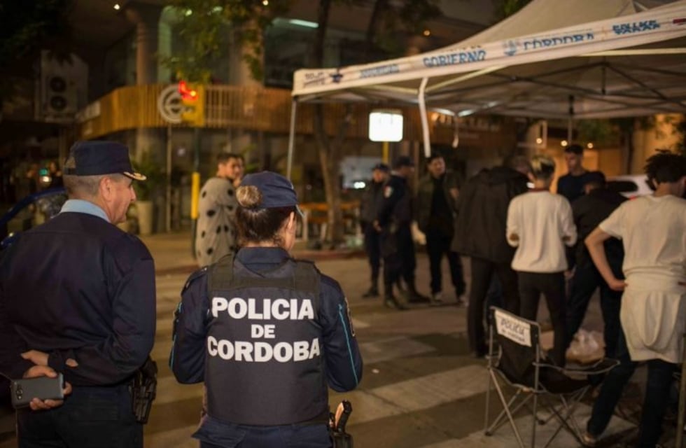 Concientización: la Policía entregó folletería a la salida de boliches en Nueva Córdoba