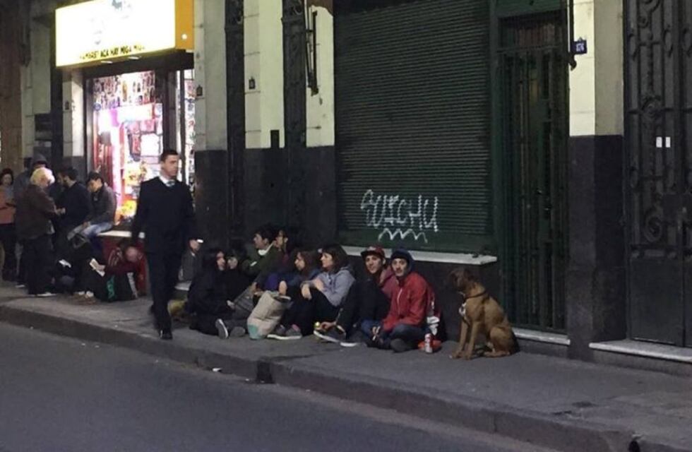 Fanáticos de Charly García fueron a hacer cola por la noche para tener su entrada