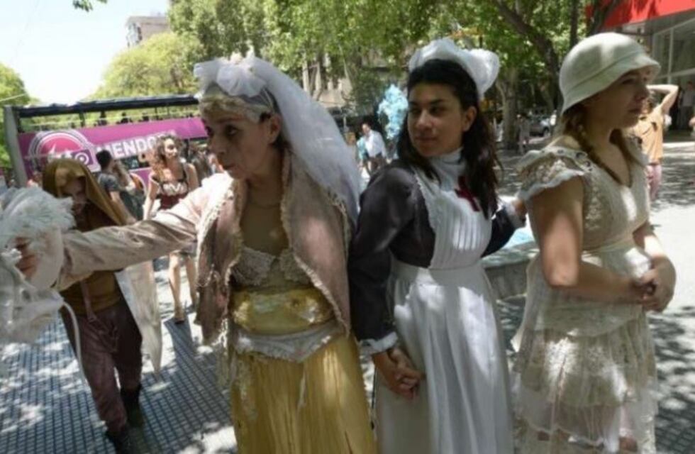 Locos "De Atar" deambularon por la peatonal mendocina