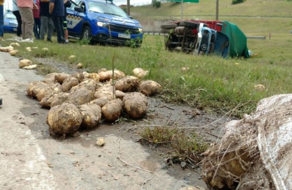 Choque múltiple y vuelco de un camión con papas en la Circunvalación: mirá las fotos