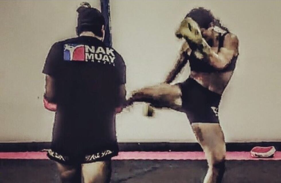 Una luchadora de MMA golpeó a un hombre que se desubicó en una sesión de fotos