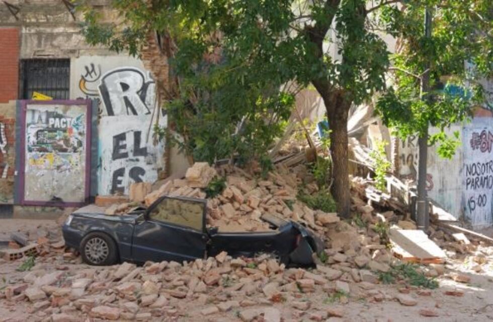 Se derrumbó una casa abandonada en Humberto Primo y Virrey Cevallos