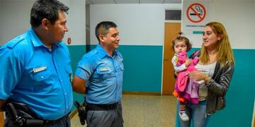 Neuquén: dos policías le salvaron la vida a una niña que dejó de respirar durante 15  segundos\u002E