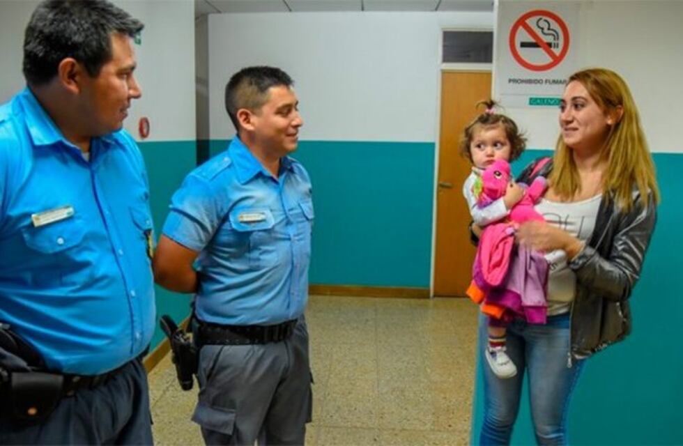 Dos policías neuquinos le salvaron la vida a una beba que dejó de respirar