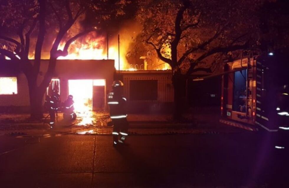 Se incendió una casa en Ciudad y hay tres heridos