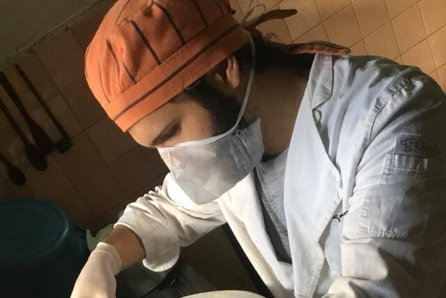 Santiago de la Cuesta cociando, Atacopampa, Salta