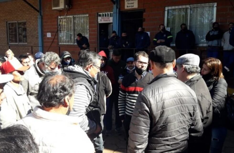 Trabajadores municipales de Oberá iniciaron un paro para reclamar un aumento salarial