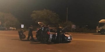 Gendarmes del Escuadrón 51 de Resistencia requisaron el auto en caso de que hubiesen más ladrillos\u002E