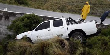 Una camioneta desbarrancó y terminó volcando en el Cerro Ancasti
