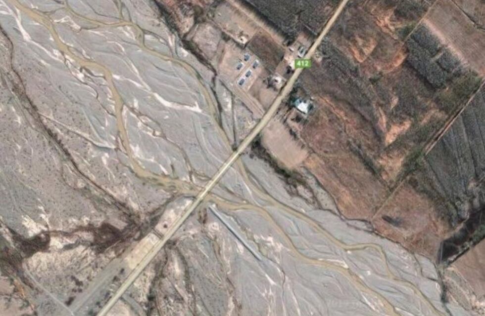 Calingasta: un camión recolector de basura cayó al río y murieron dos obreros