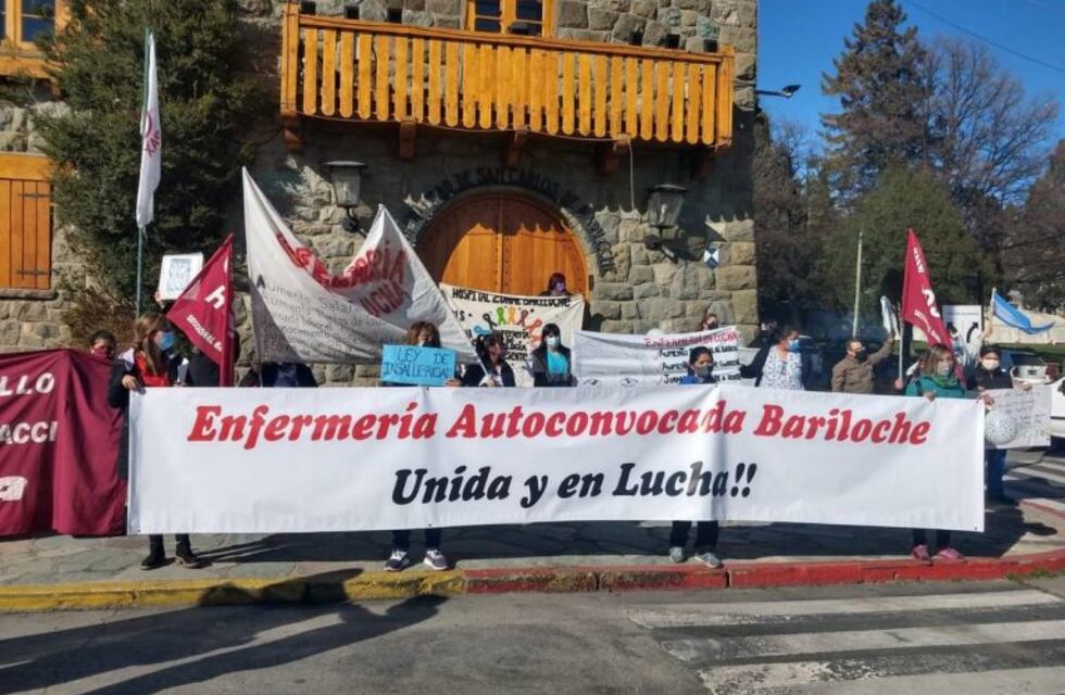 Enfermeros de Bariloche reclamaron mejoras salariales frente al Centro Cívico