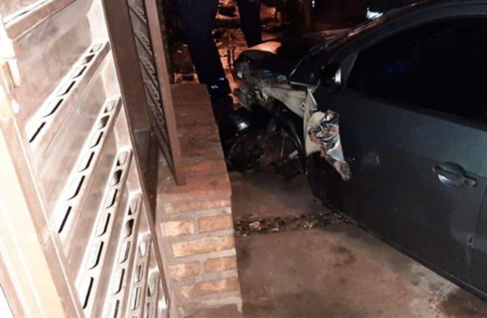 Estrelló su auto contra una casa y provocó una pérdida de gas: toda la cuadra evacuada, en plena noche