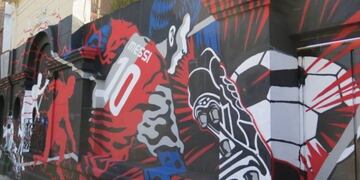 Artistas locales pintaron al astro en muros de Nueva Córdoba, Rosario y Ciudad de Buenos Aires\u002E