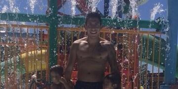 El mediocampista de Newell's está descansando junto a sus hijas\u002E (@brian_sarmiento22)