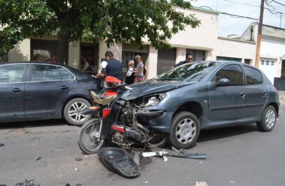 Un motociclista fue embestido por un automóvil en un semáforo