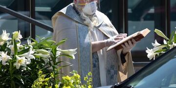 Un cura utilizó una pistola de agua para \