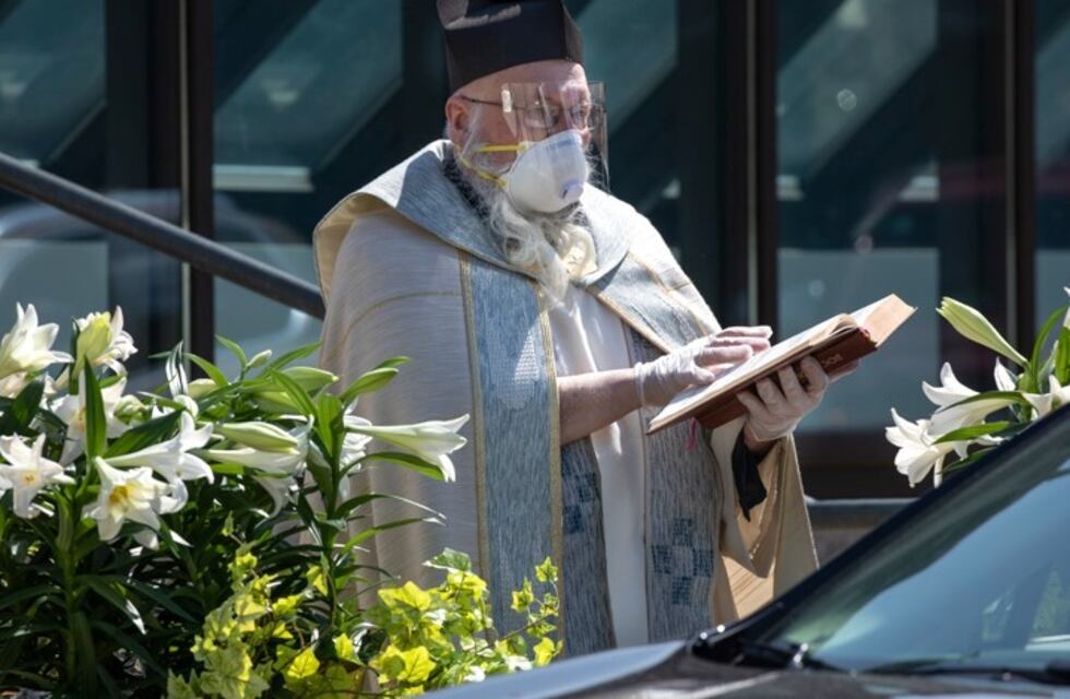 Un cura utilizó una pistola de agua para "bendecir a distancia"