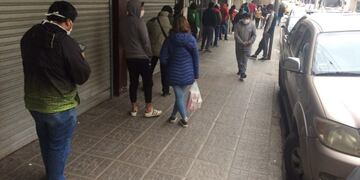 Filas en la vía pública, en Jujuy