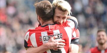 Schunke y González se funden en un abrazo tras el 1-0 ante Aldosivi (Foto: Facundo Novillo)\u002E