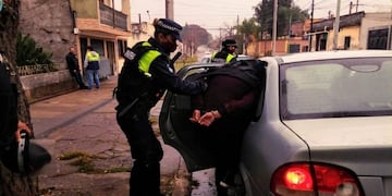 Con la autorización de la propietaria, los uniformados ingresaron y encontraron al ladrón preparándose para huir. (SECPT)