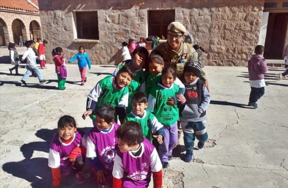 Tres jóvenes soldados regresaron a su pueblo natal para ayudar a la escuelita donde crecieron