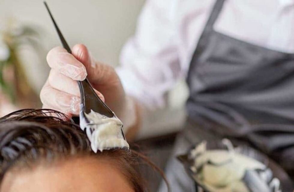 Viral: se tiñó el pelo de negro y terminó internada