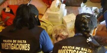 Policías de Salta dentro de el prostíbulo que tenía la pareja\u002E (Web)