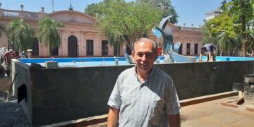 El intendente Stelatto frente a la fuente que está ubicada en la Plaza 9 de Julio de Posadas\u002E (Misiones Online)