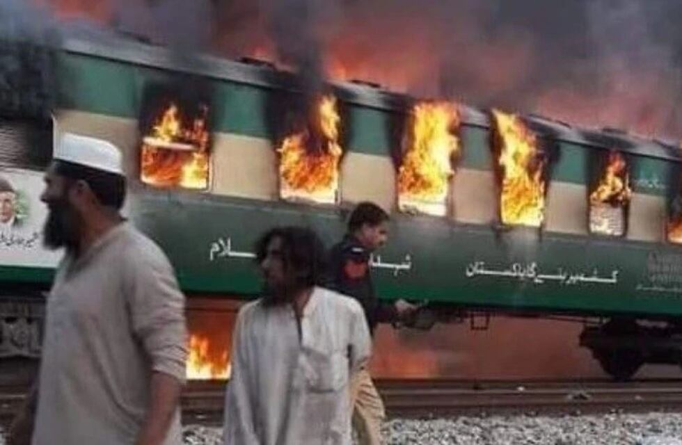 Al menos 73 personas murieron por la explosión de una garrafa de gas en un tren en Pakistán