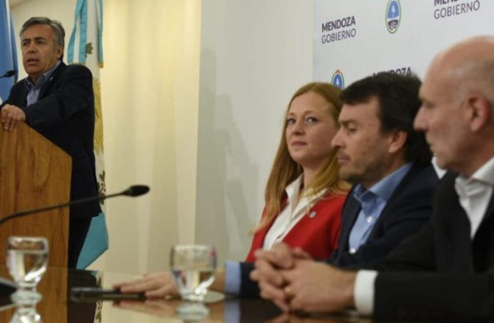 Cornejo comenzó a mover el Gabinete