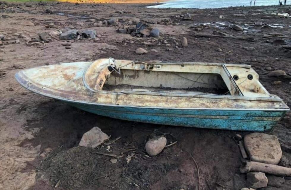 Por la bajante del río Paraná, se ven restos de lanchas, moto de agua, autos y hasta huesos