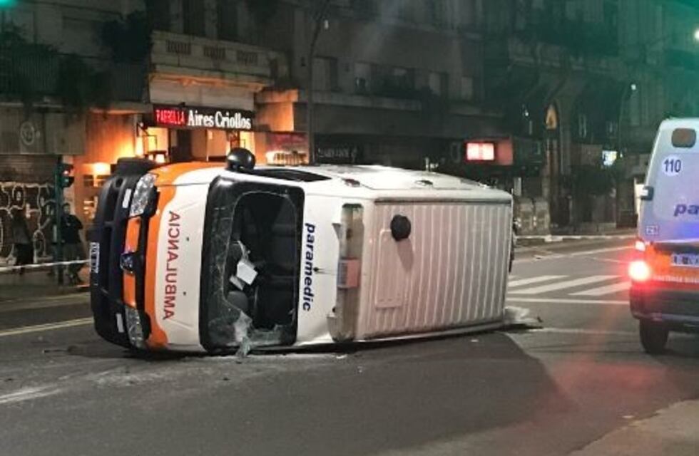 Volcó una ambulancia que chocó con un auto en Recoleta