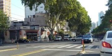 Moto y taxi chocaron en Juan B. Justo