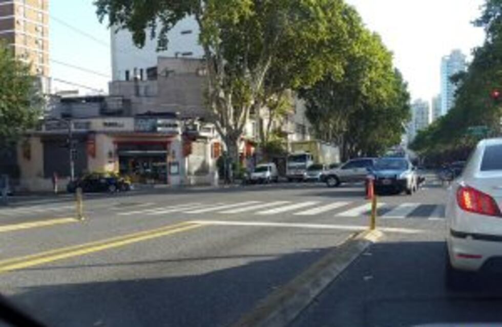 Chocaron una moto y un taxi en Paraguay y Juan B. Justo