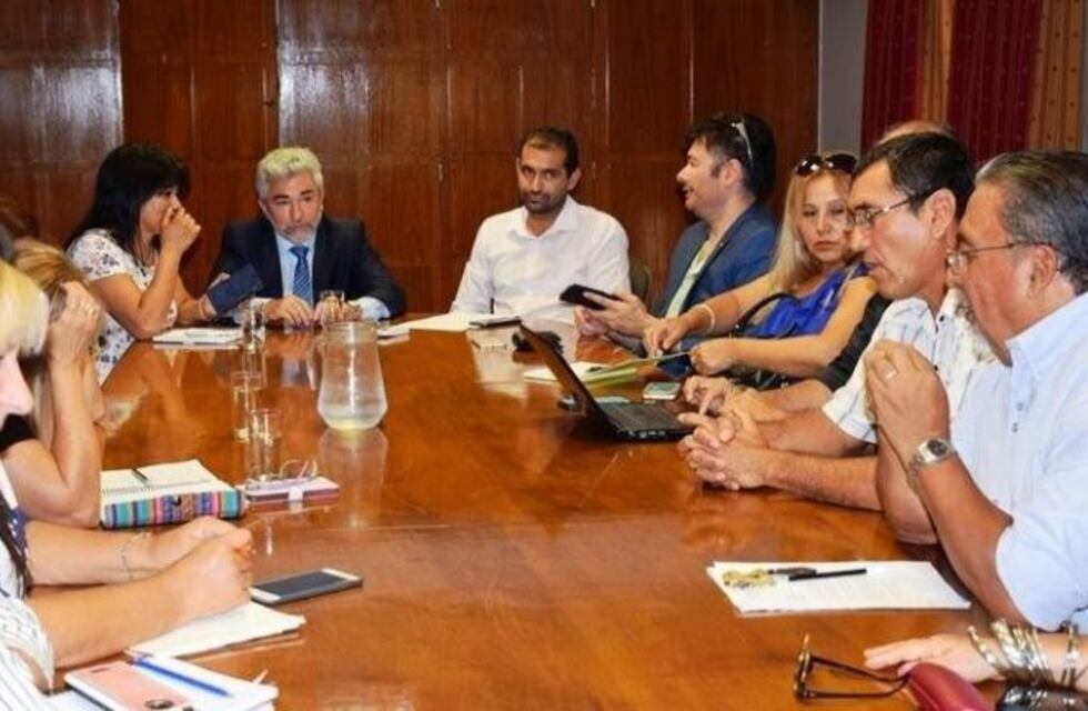 Continúan las negociaciones entre Educación y los gremios para acordar un aumento