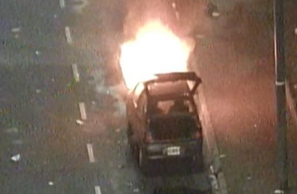 Un auto se incendió en plena 9 de Julio