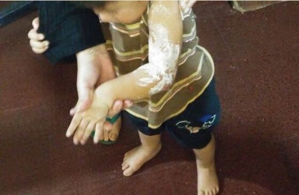 Le tiró agua caliente a su esposa, pero le erró y quemó a su bebé de un año