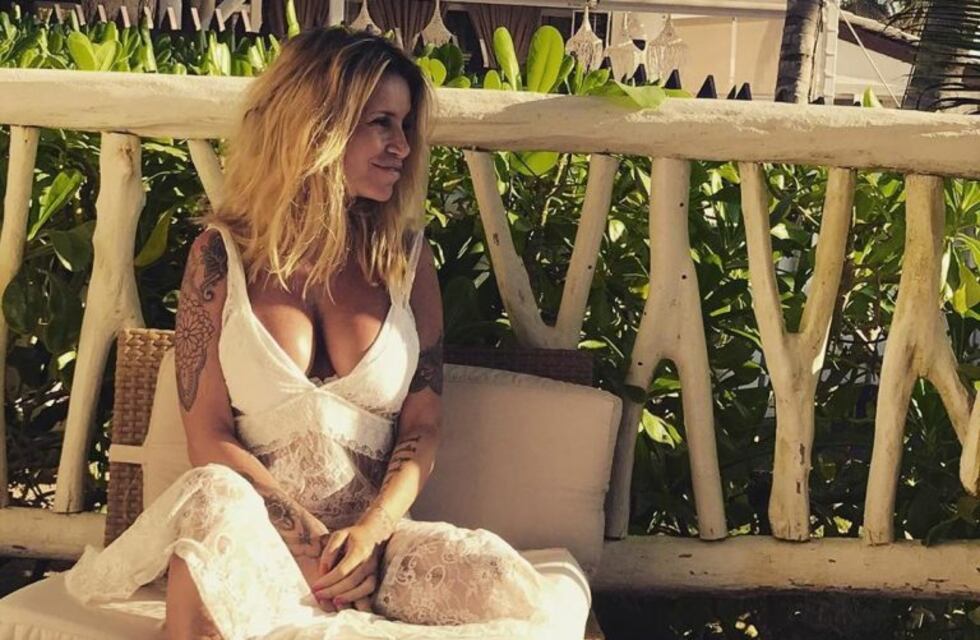 El baile sexy de Flor Peña: con un ventilador de fondo y su ropa interior a medio abrochar