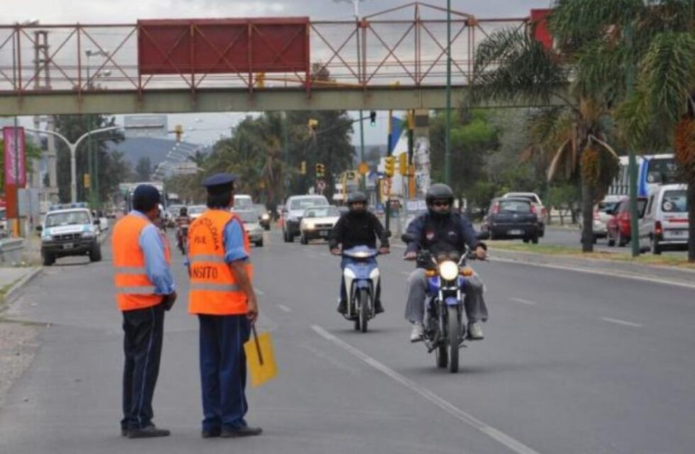 Dos inspectores de tránsito fueron brutalmente agredidos por conductores salteños