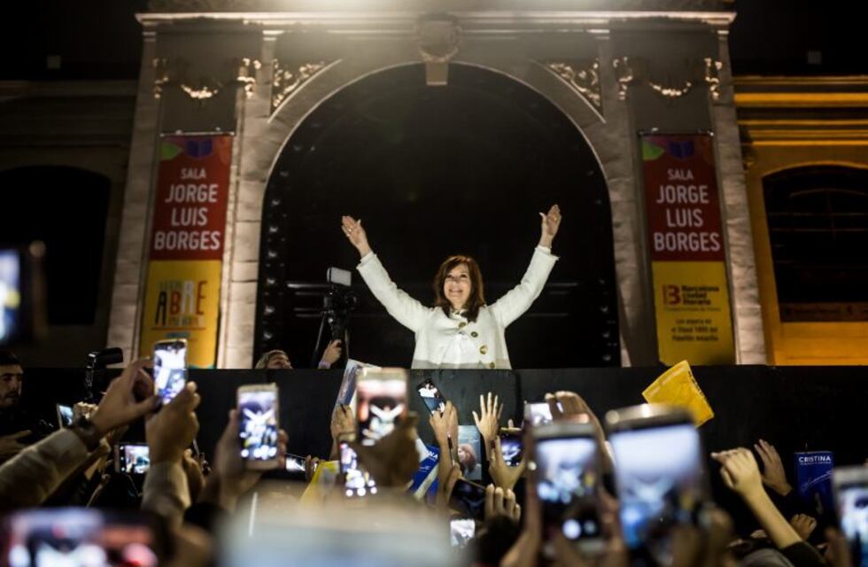 Cristina Kirchner regresó a Buenos Aires tras haber votado en Río Gallegos en las PASO