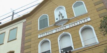 Colegio Roque González, en Posadas, donde asiste la joven que denunció haber sufrido un intento de abuso por parte del chofer escolar\u002E (Foto: Misiones Online)