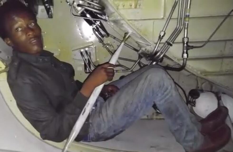 Un dominicano viajó a Estados Unidos en el tren de aterrizaje de un avión