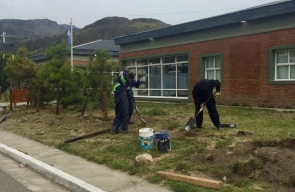 Avanza la colocación del cerco de la escuela primaria